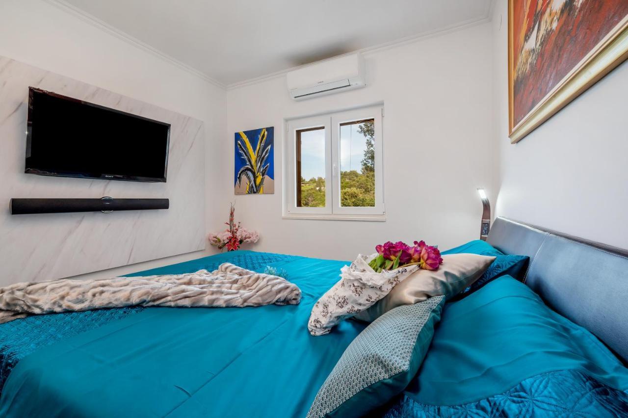 Uniquely Designed Villa Ivana With Outdoor Jacuzzi Nearby The Pebble Banje Beach At The Island Of Solta Rogač Zewnętrze zdjęcie
